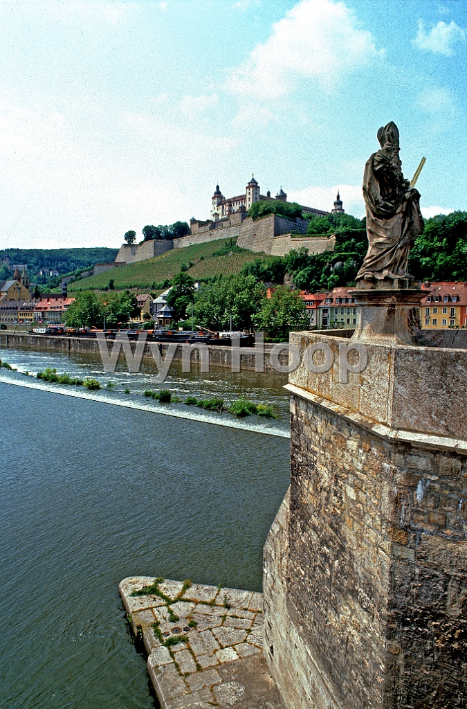 Main Wuerzburg Brueckenheiliger.jpg - Würzburg, Brückenheiliger auf der Alten Mainbrücke, hinten die Feste Marienberg.